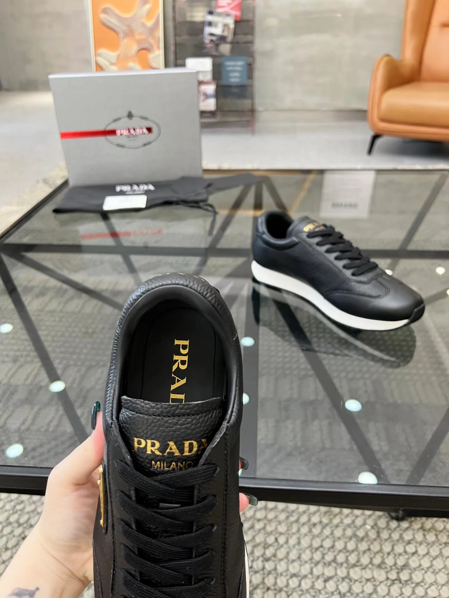 P400 Yuan 38-45 Prada Prada’s new men’s leather sports shoes, the highest version on the market, any comparison is welcome🆚! The original leather has excellent texture and is super high-end! Fetal sheep net lining imported from Italy, removable pad! Luxurious materials and fine workmanship, highly recommended!